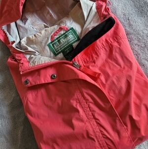 LADIES L.L. BEAN PINK RAINCOAT EUC SIZE LARGE 0ALB6 ZIPPER VELCRO HOODED LINED